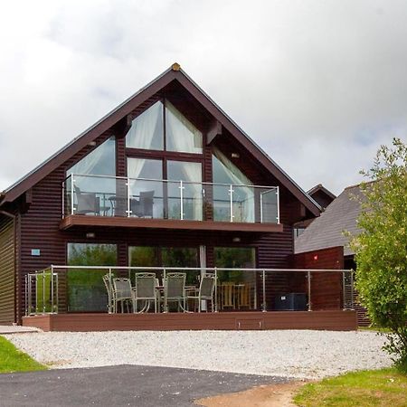 Kingfisher Hot Tub & Log Burner House On Premium Lakeside With Resort Facilities St Columb Major Esterno foto