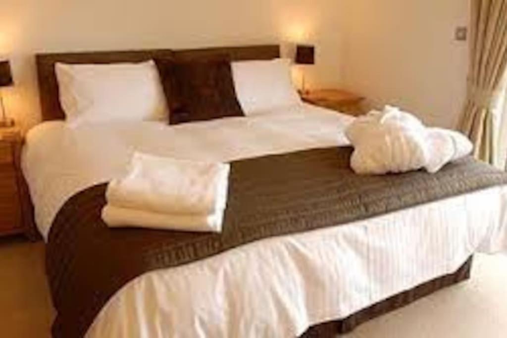 Kingfisher Hot Tub & Log Burner House On Premium Lakeside With Resort Facilities St Columb Major Esterno foto