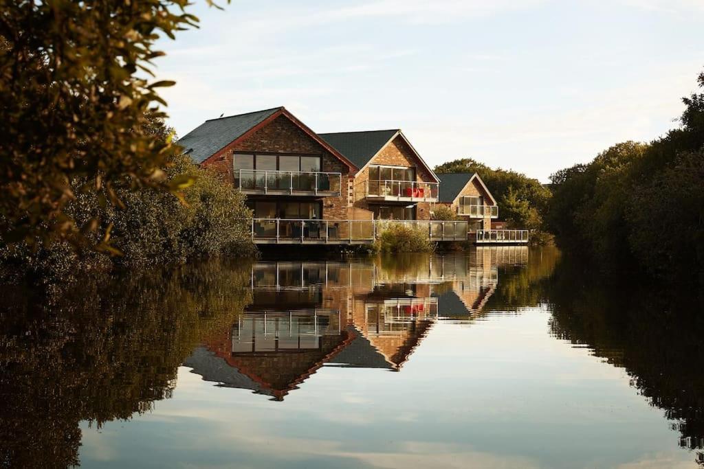 Kingfisher Hot Tub & Log Burner House On Premium Lakeside With Resort Facilities St Columb Major Esterno foto