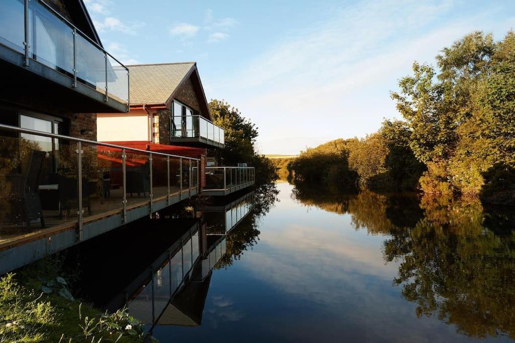Kingfisher Hot Tub & Log Burner House On Premium Lakeside With Resort Facilities St Columb Major Esterno foto
