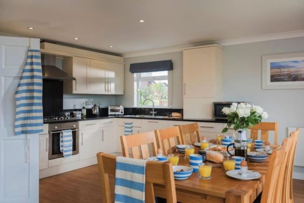 Kingfisher Hot Tub & Log Burner House On Premium Lakeside With Resort Facilities St Columb Major Esterno foto