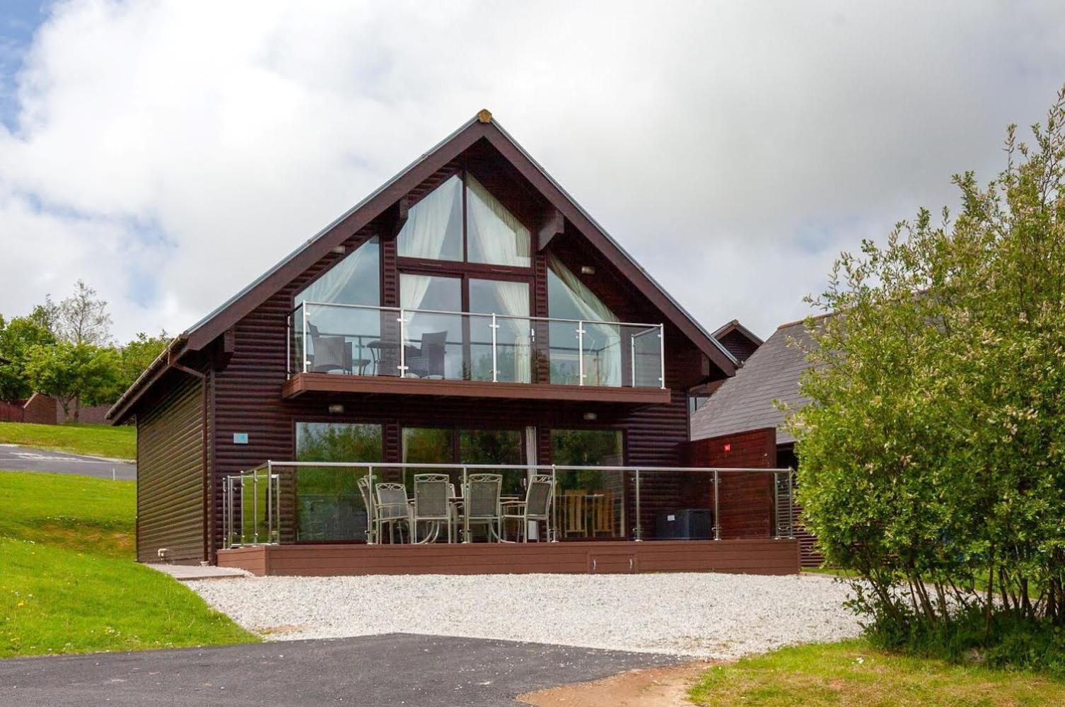 Kingfisher Hot Tub & Log Burner House On Premium Lakeside With Resort Facilities St Columb Major Esterno foto